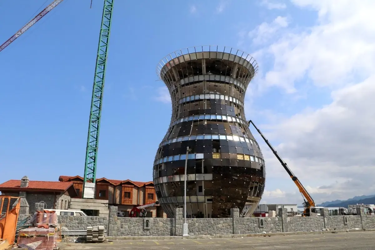 Dünyanın en büyük çay bardağının camları takılmaya başladı