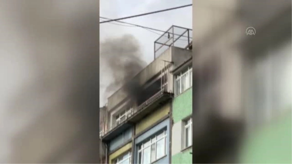 Son dakika... Fatih\'te bir binanın dördüncü katında çıkan yangın söndürüldü