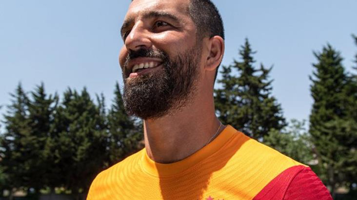 Galatasaray\'ın yeni formasının tasarımı ve pahalı fiyatı taraftarın tepkisini topladı
