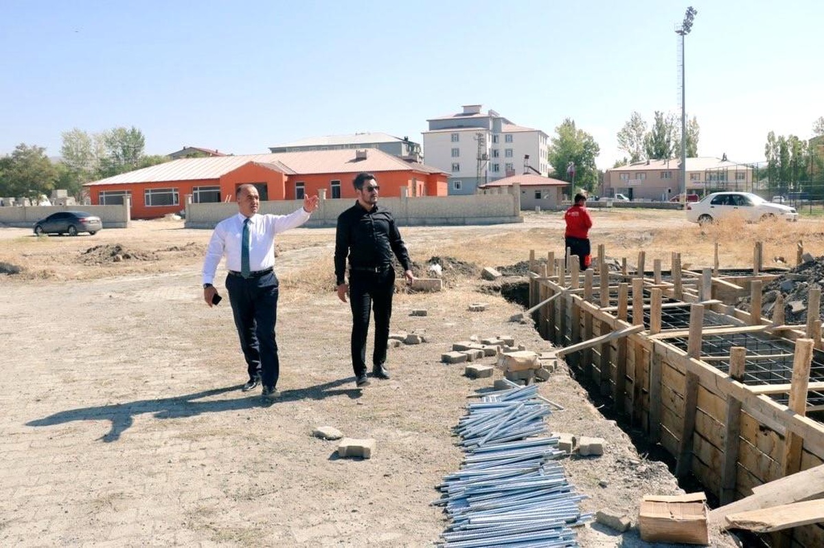 İl Müdürü Çalgan, Tutak ve Patnos\'ta ki spor yatırımlarını inceledi
