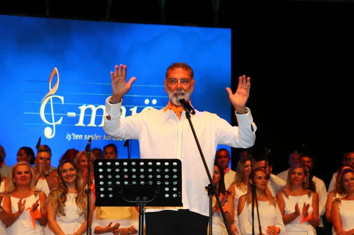 İş\'ten Sesler Korosu, Bodrum\'un yaralarını sarmak için muhteşem bir konser verdi