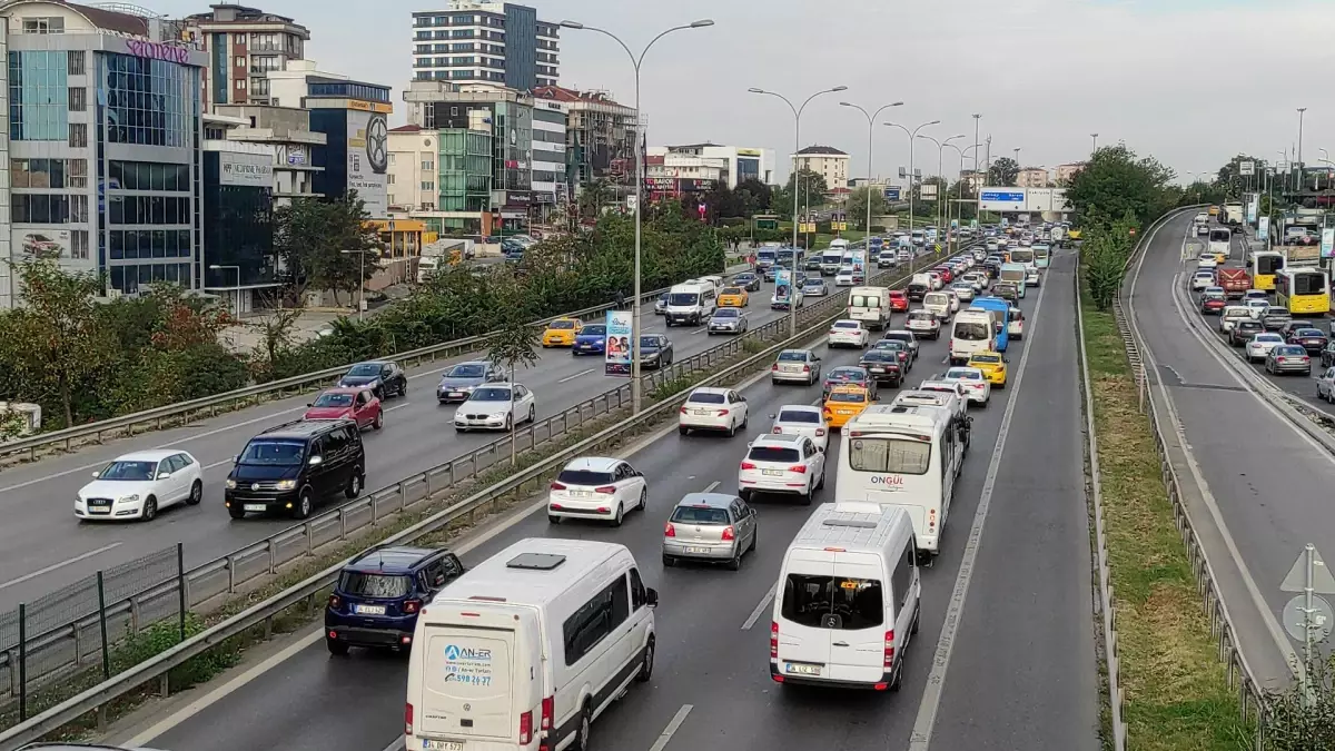 İstanbul\'da sabah saatlerinde trafik yoğunluğu yaşanıyor