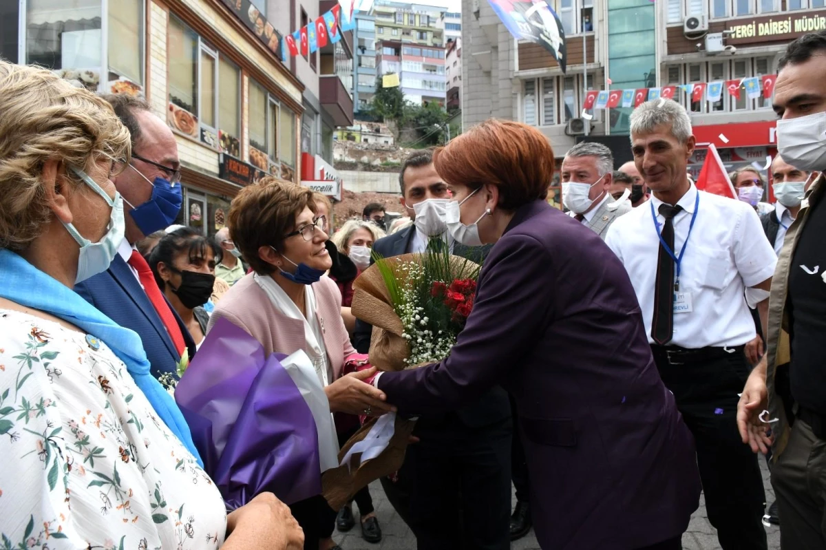 İYİ Parti Genel Başkanı Meral Akşener, Artvin\'de esnafı ziyaret etti