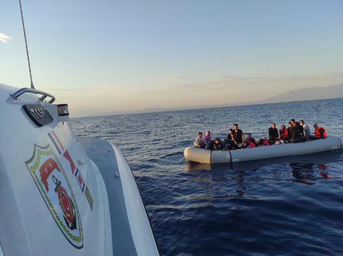 İzmir açıklarında 49 kaçak göçmen kurtarıldı