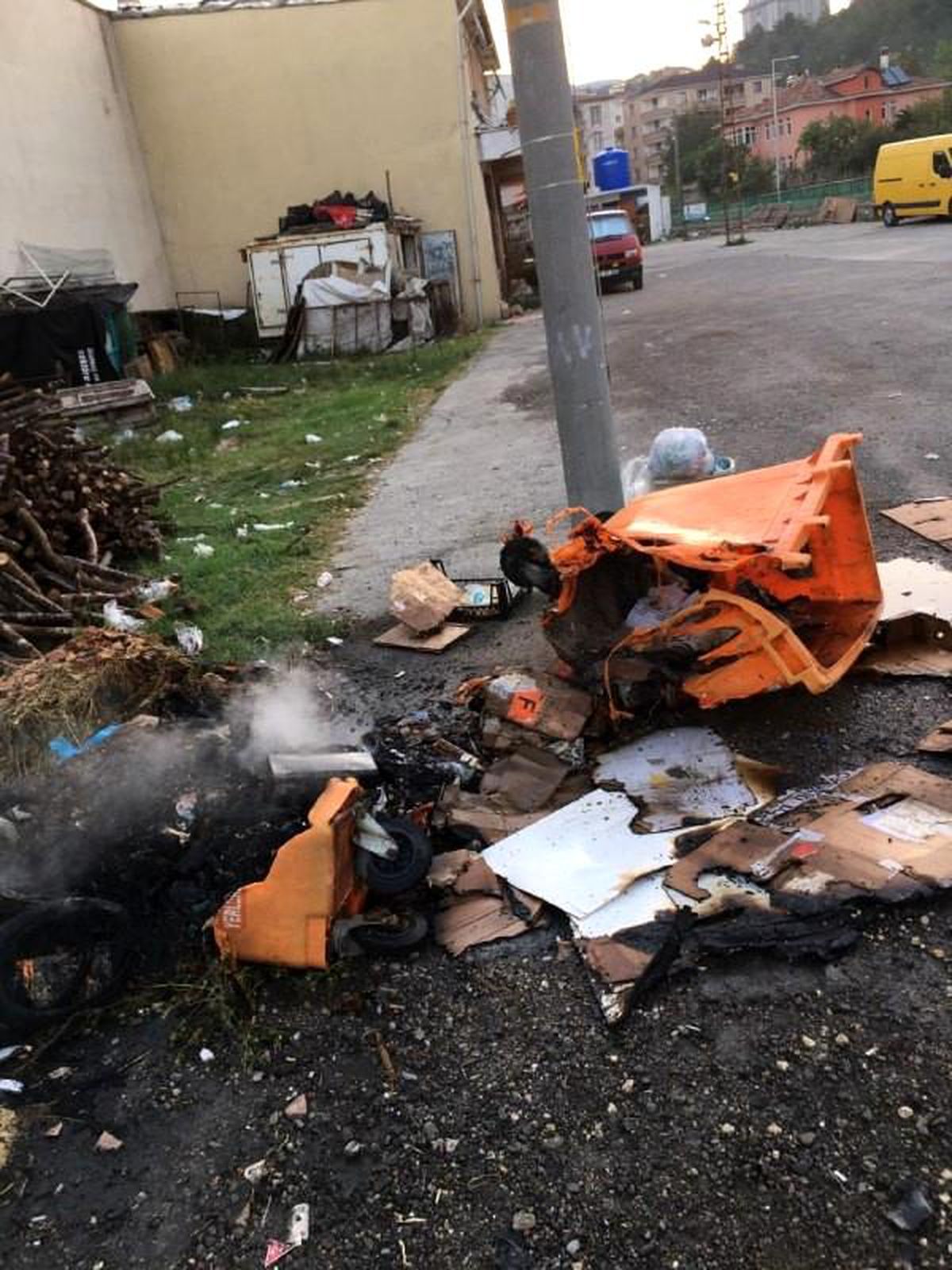 Kastamonu\'da çöp kutularını ateşe verdiler