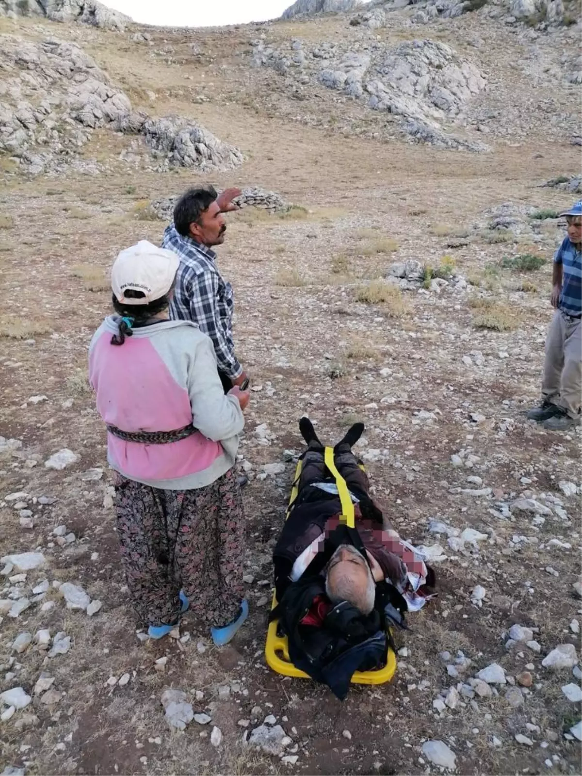 Kayalıklardan düşen ve ateş alan tüfeğiyle yaralanan çoban kurtarıldı