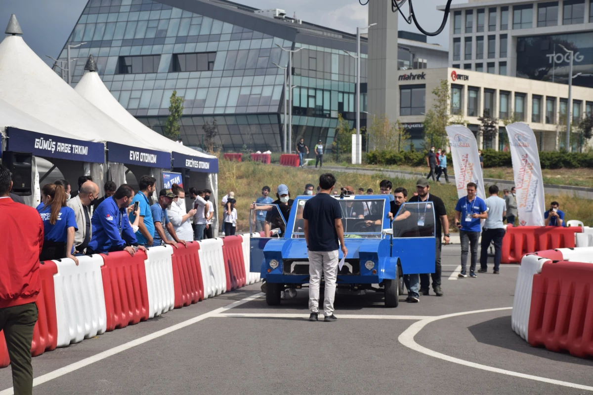 Robotaksi Binek Otonom Araç Yarışması\'nda sürücüsüz araçlar piste çıktı