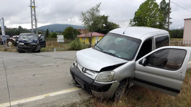 Samsun'da iki hafif ticari araç çarpıştı: 3 yaralı