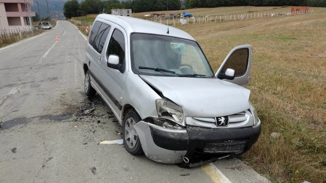 Samsun'da iki hafif ticari araç çarpıştı: 3 yaralı