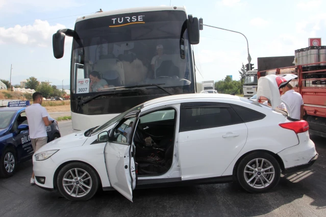 Serik'te tur otobüsü ile 2 otomobil çarpıştı