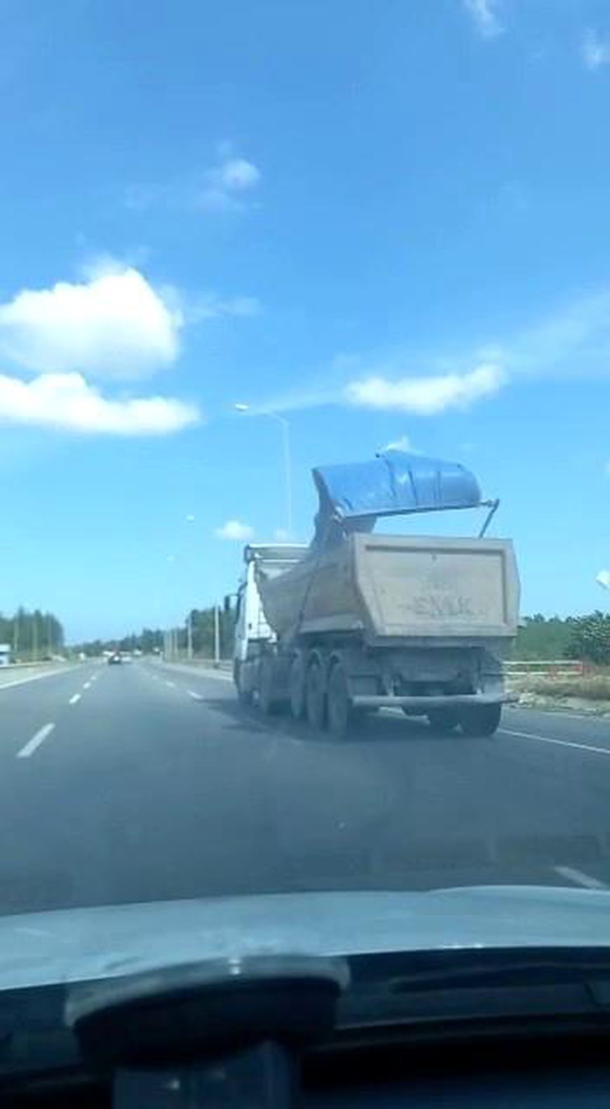 Şile yolunda kamyonun kasasından dökülen parçalar paniğe neden oldu