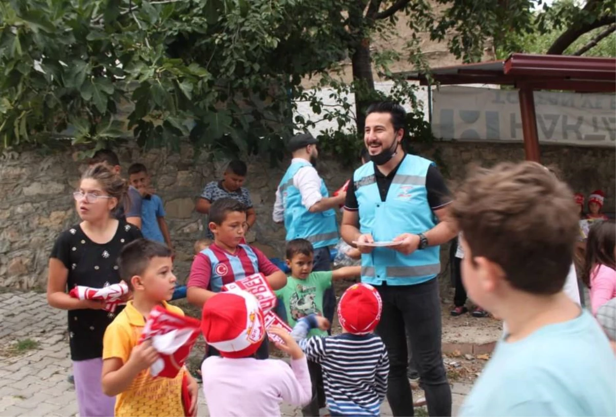 Taşova\'da İyilik Hareketi gönüllüleri köy çocuklarına hediye dağıttı