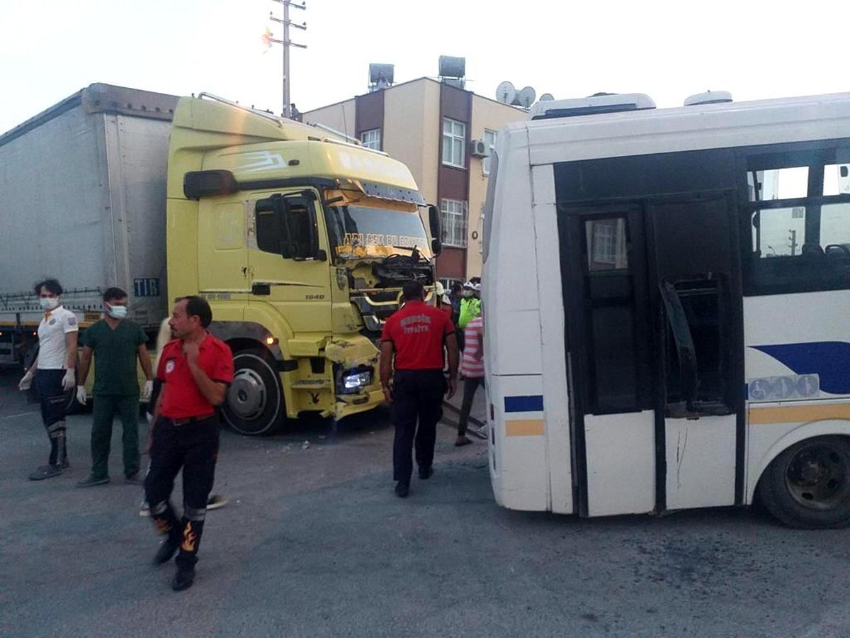 Tır ile halk otobüsü çarpıştı: 1 yaralı