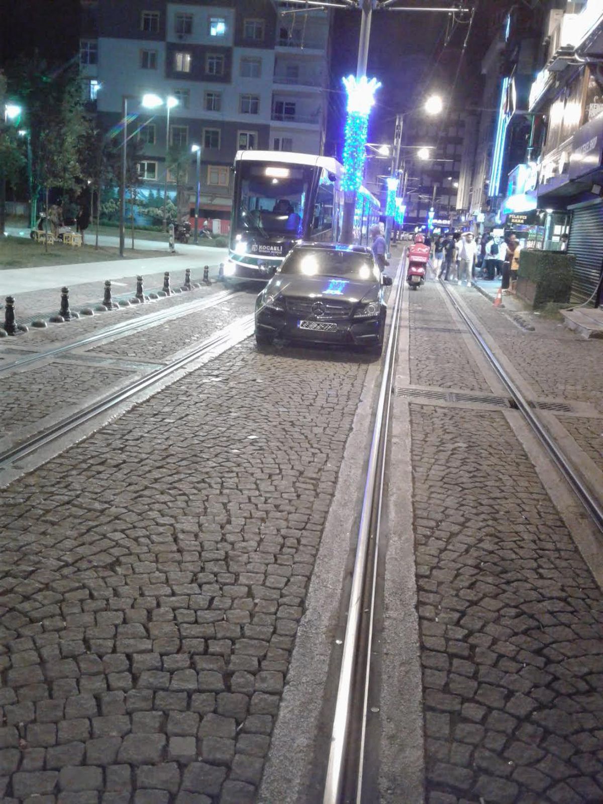 Tramvay yoluna park eden araçlara ceza