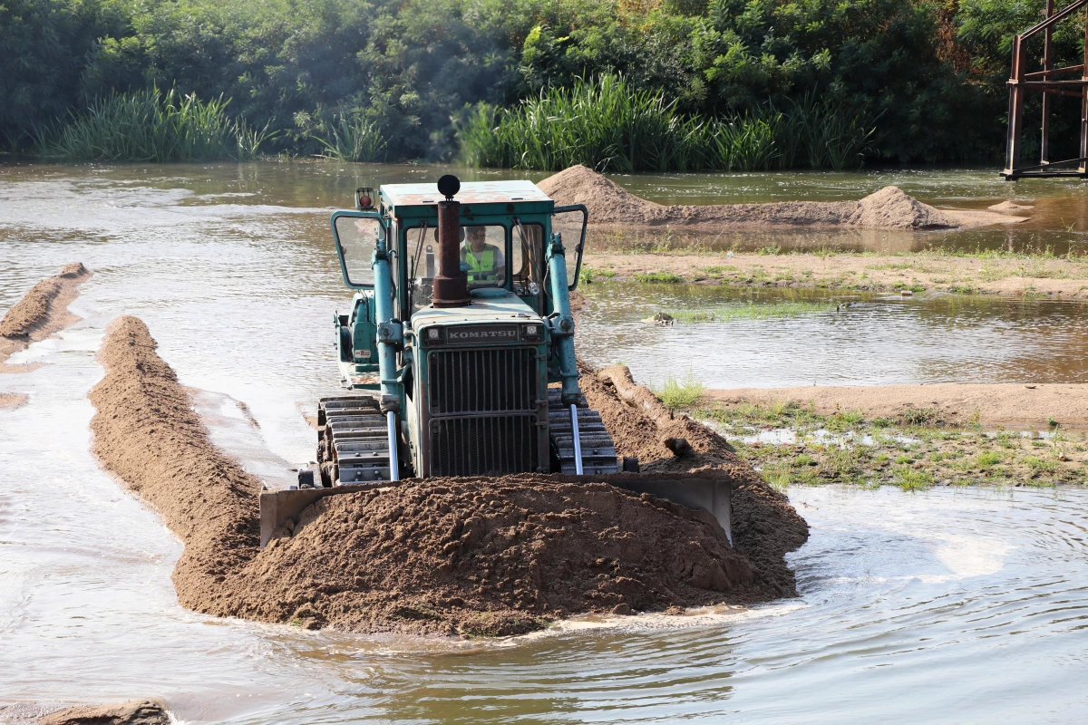 Tunca Nehri\'nde taşkın önlemleri kapsamında yatak genişliği ve taban kumu temizleme çalışması başlatıldı