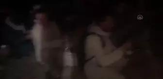 Yaralı halde kayalıklarda mahsur kalan düzensiz göçmeni ekipler kurtardı