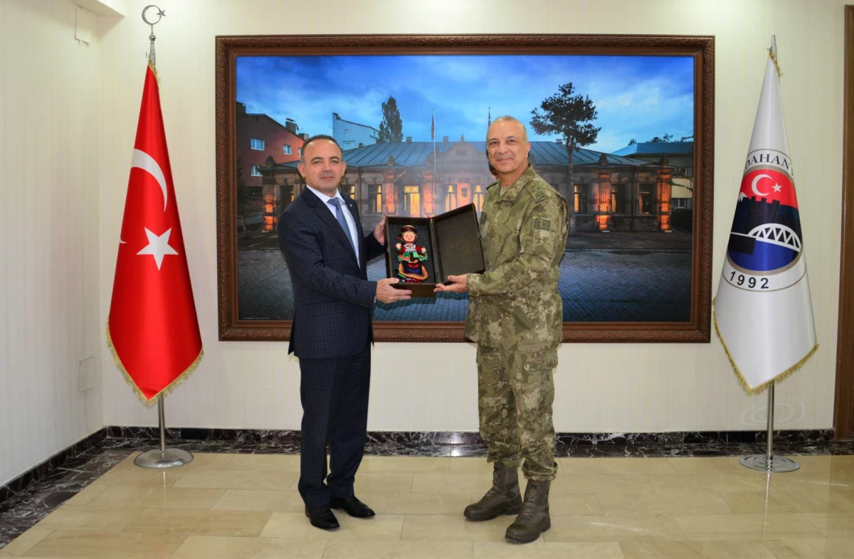 3. Ordu Komutanı Korgeneral Türkgenci, Ardahan Valisi Öner\'i ziyaret etti