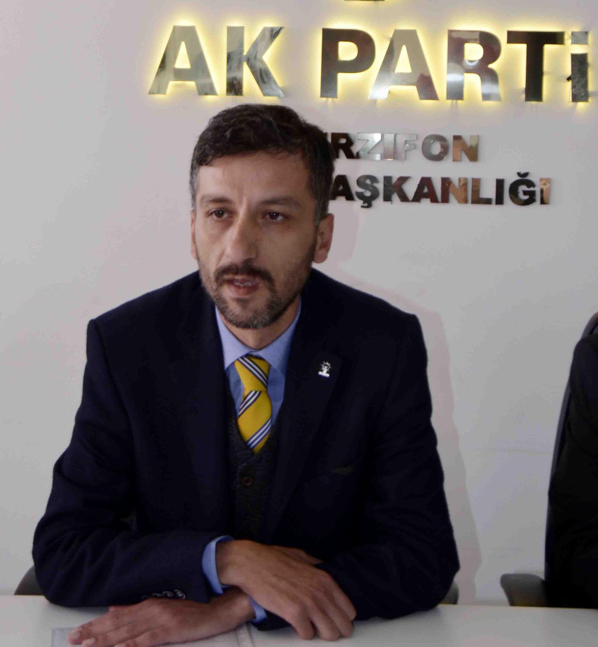 AK Parti İlçe Başkanı Kuzucu\'dan İstiklal Marşı\'nı okutan öğretmenin kıyafeti nedeniyle eleştirilmesine tepki