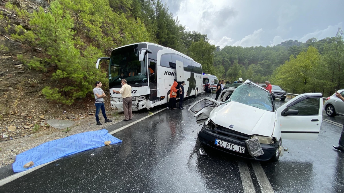Son dakika haberleri! Antalya\'da yolcu otobüsüyle otomobil çarpıştı: 2 kişi öldü, 2 çocuk yaralandı