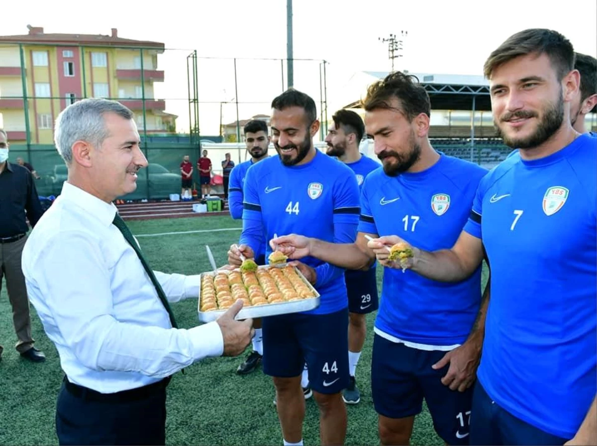Başkan Çınar\'dan Yeşilyurt Belediyespor futbol takımına ziyaret