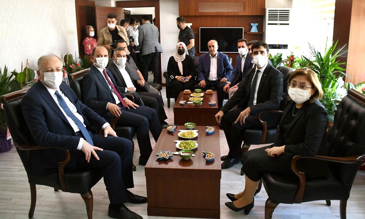 Gaziantep Büyükşehir Belediye Başkanı Şahin ve Milletvekili Koçer, Araban\'da