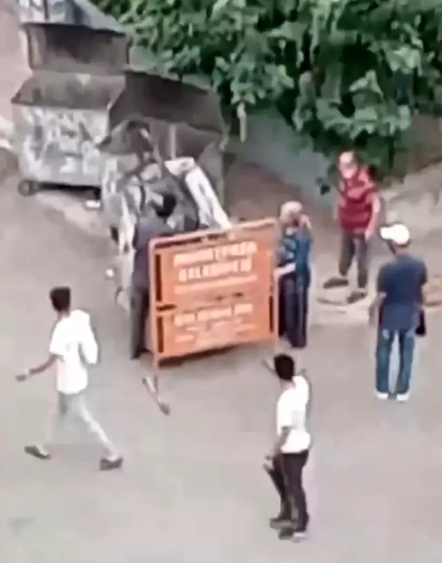 Belediyeye ait tabelayı götürmek isteyen gence, 'teyze' şoku Belediyeye ait tabelayı götürmek isteyen gence, 'teyze' şoku