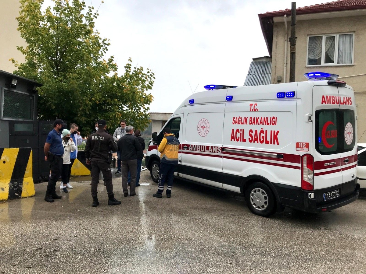 Beton barikatla otomobil arasında kalan yaya yaralandı