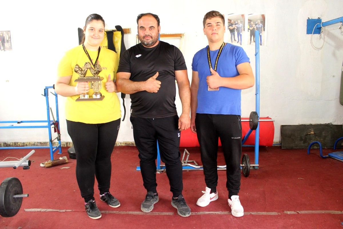 Bıçak ustaları bileği bükülemeyen sporcular yetiştiriyor
