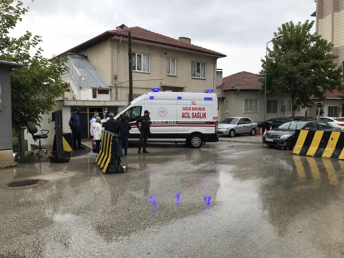 Bilecik\'te güvenlik bariyeri ile otomobil arasında sıkışan kişi yaralandı
