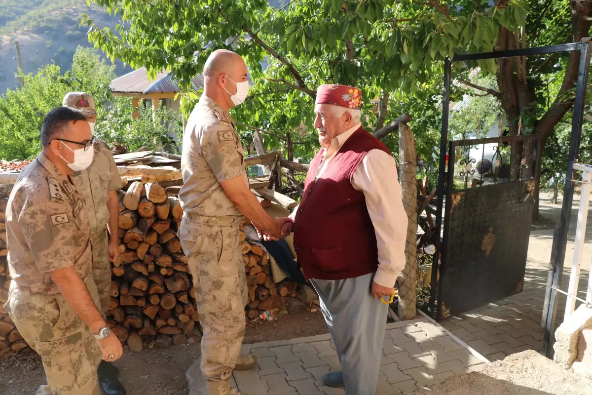 Bingöl\'de jandarma personeli, ahırı yanan şehit babasını ziyaret etti