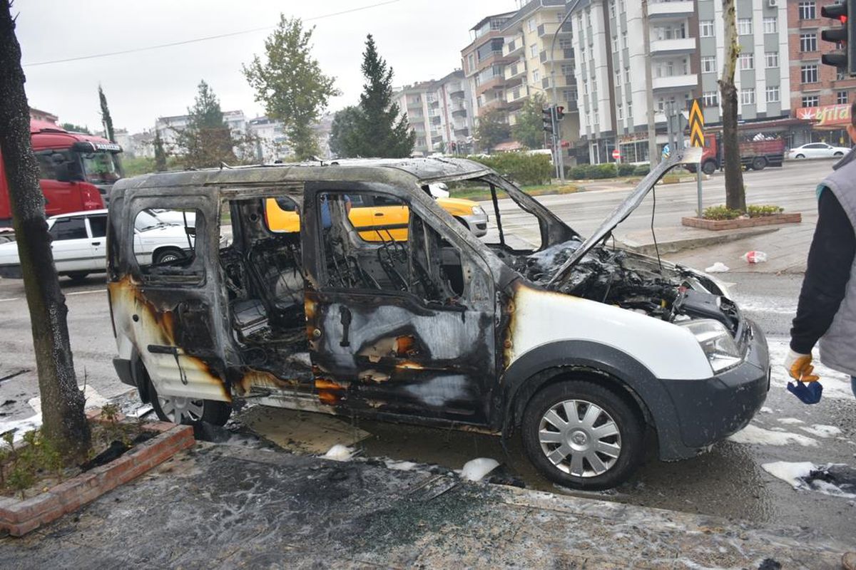 Boyabat ilçesinde bir otomobil yangın sonucu zarar gördü