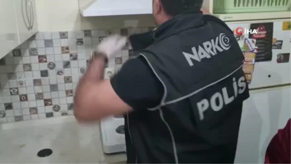 Davlumbaza ve derin dondurucuya saklanan uyuşturucu narkotik köpeğinden kaçamadı