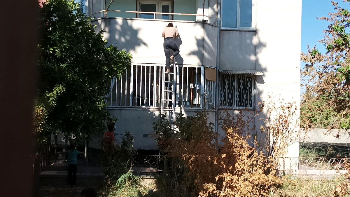 Evinde mahsur kalan kadını itfaiye ekipler kurtardı