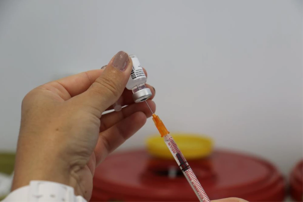 Fransa\'da sağlık çalışanları için aşı zorunluluğu uygulaması başladı