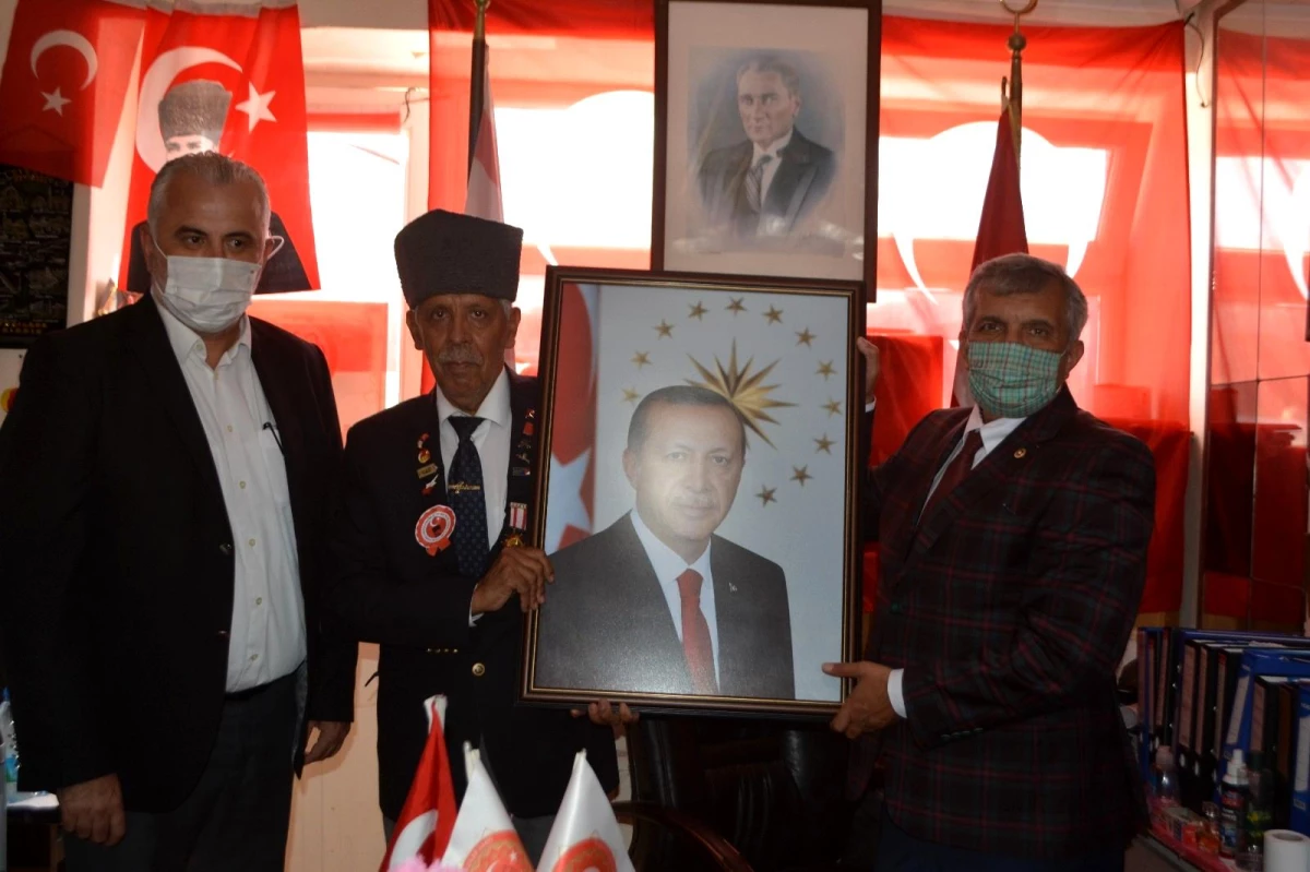 Gazilere Cumhurbaşkanı Erdoğan\'ın portresini hediye etti