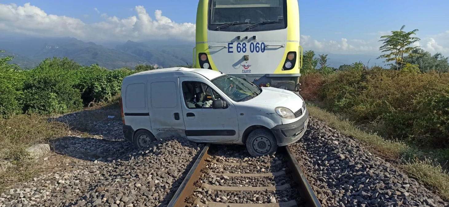 Hatay\'da yük treni hafif ticari araca çarptı: 2 yaralı