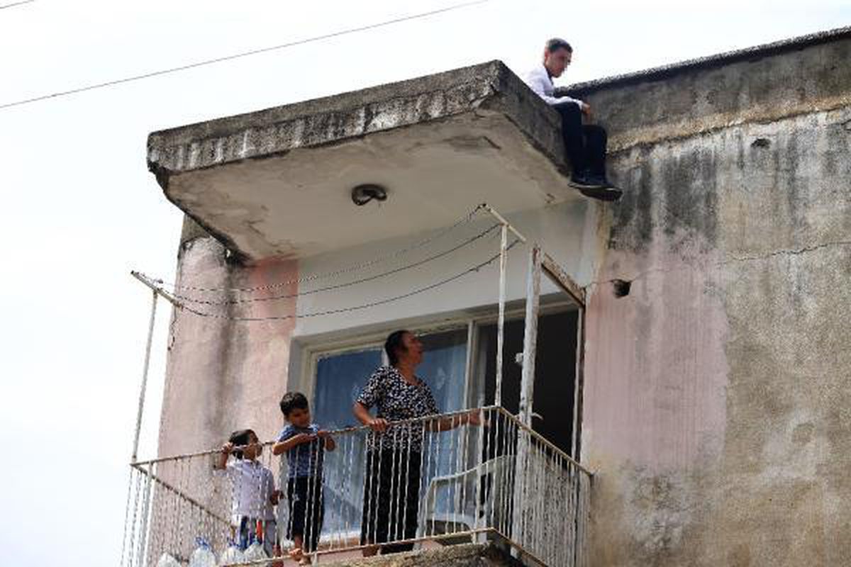 İntihar için çatıya çıktı, çay ikramı sırasında polis yakaladı