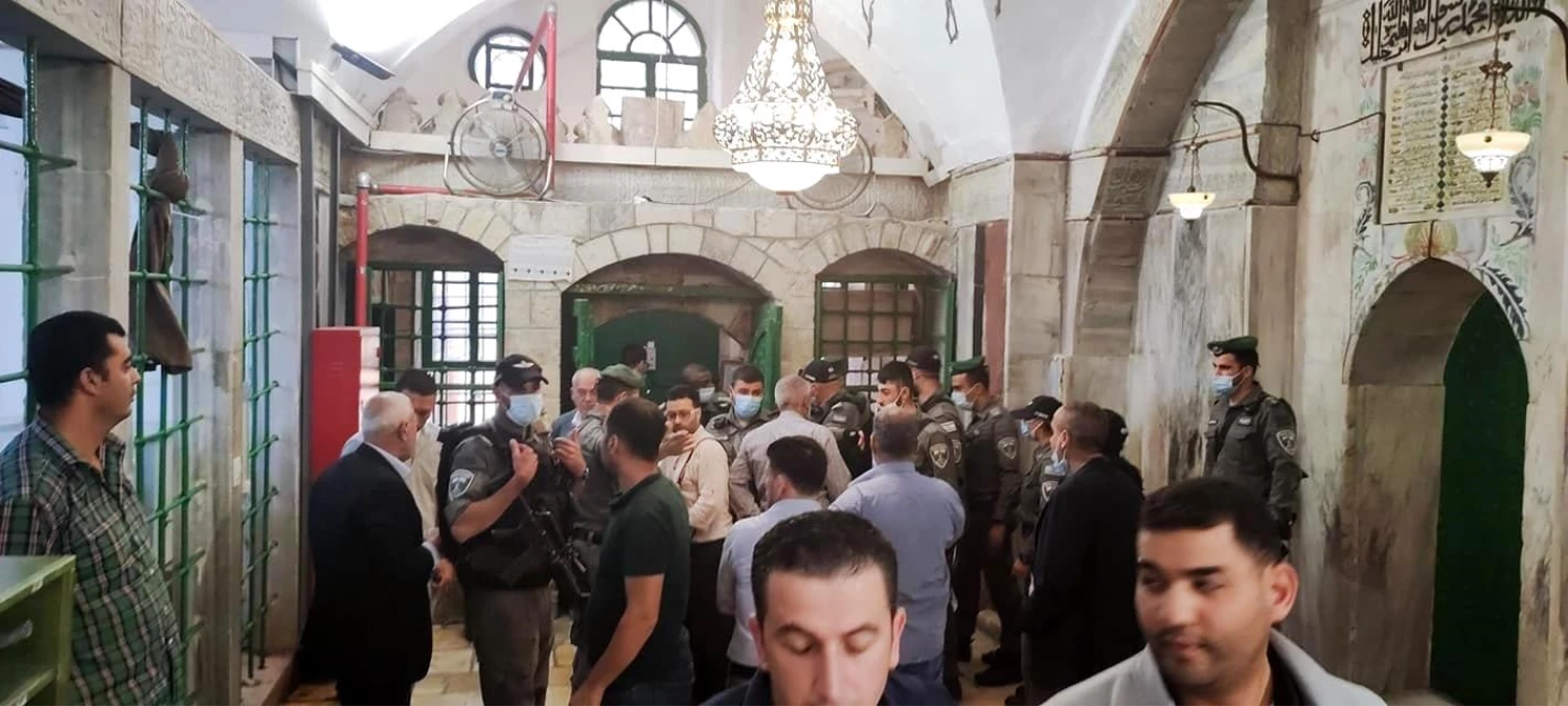 İsrail güçleri Harem-i İbrahim Camii\'nde ibadet edenleri zorla dışarı çıkardı