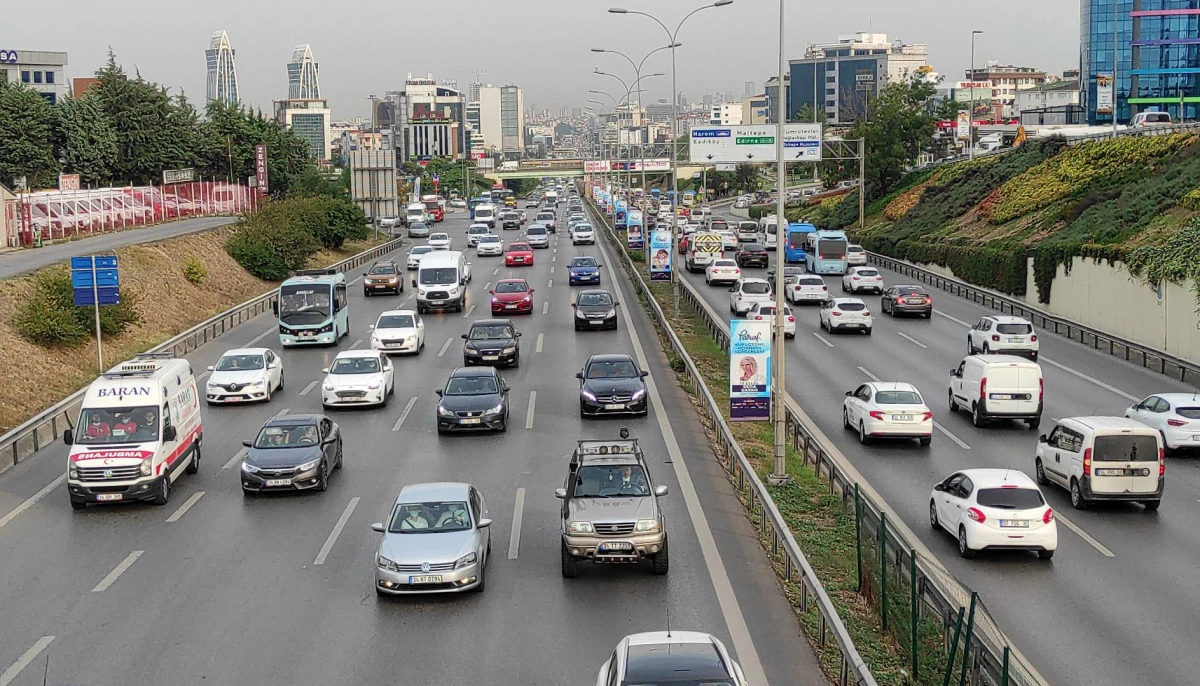 İstanbul\'da sabah saatlerinde trafik yoğunluğu yaşanıyor