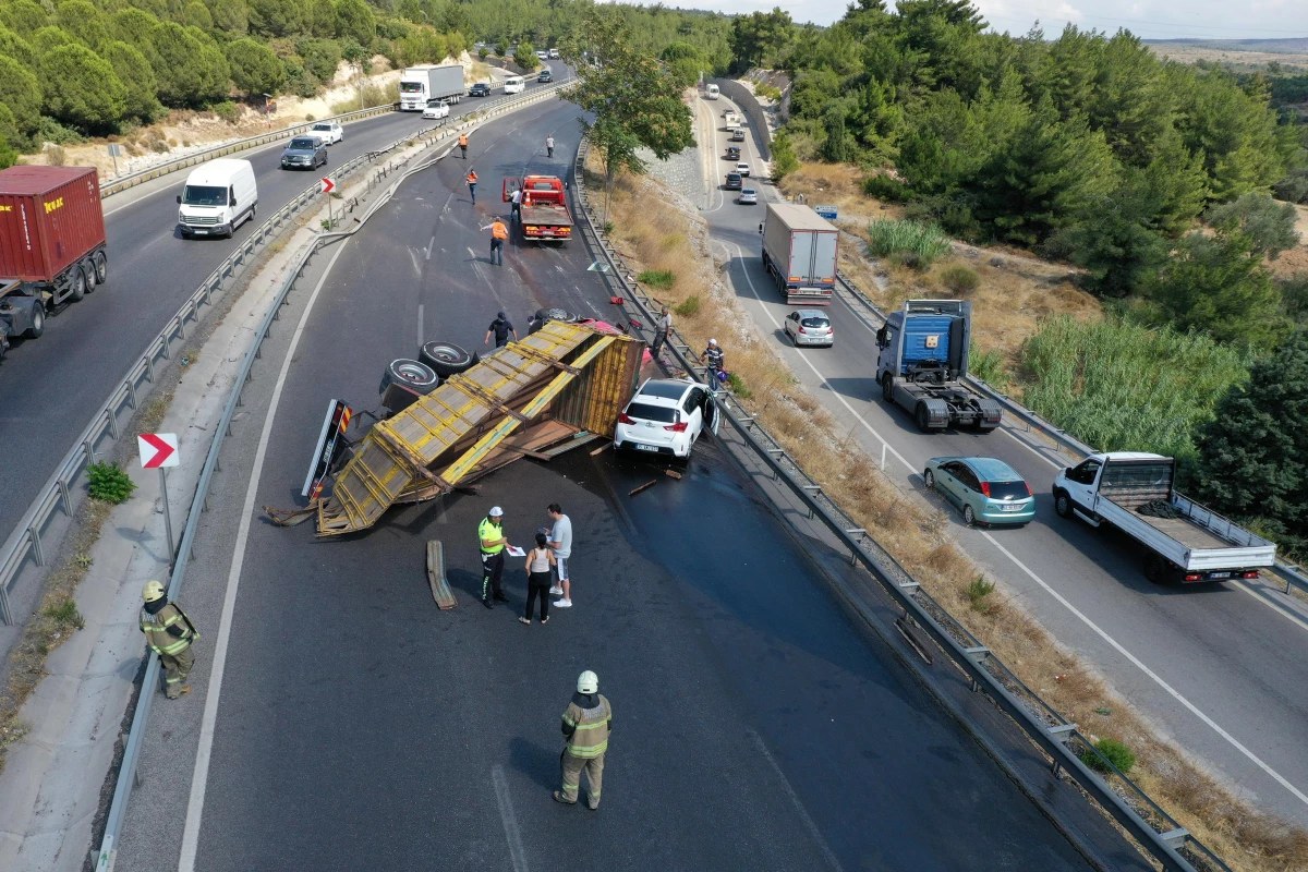 Devrilerek sürüklenen kamyon, motosiklet ve otomobile çarptı: 2 yaralı