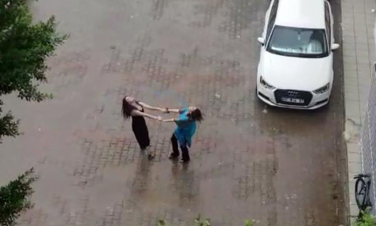 Kadınların yağmur altında dansı kamerada
