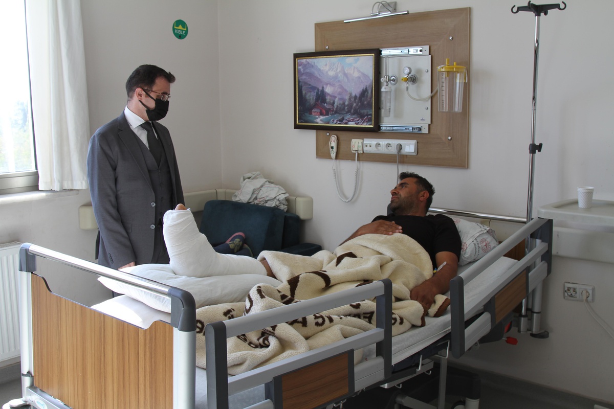 Kaymakam Nasır görevi sırasında rahatsızlanan güvenlik korucusunu ziyaret etti
