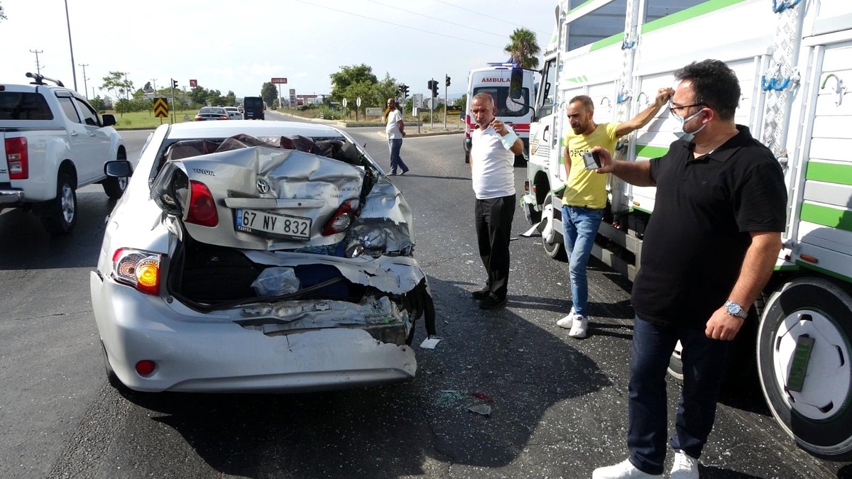 Kırmızı ışıkta bekleyen otomobile kamyon çarptı, şoför tepki gösterdi: "Ukala ukala araç kullanıyorlar"