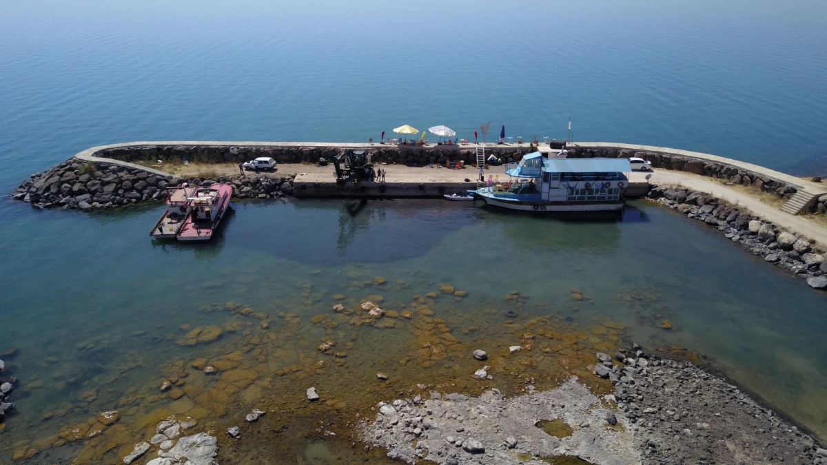 Son dakika haberleri... Kuraklık nedeniyle suyun çekildiği Van Gölü\'nde balıkçı tekneleri iş makinesi yardımıyla açıldı