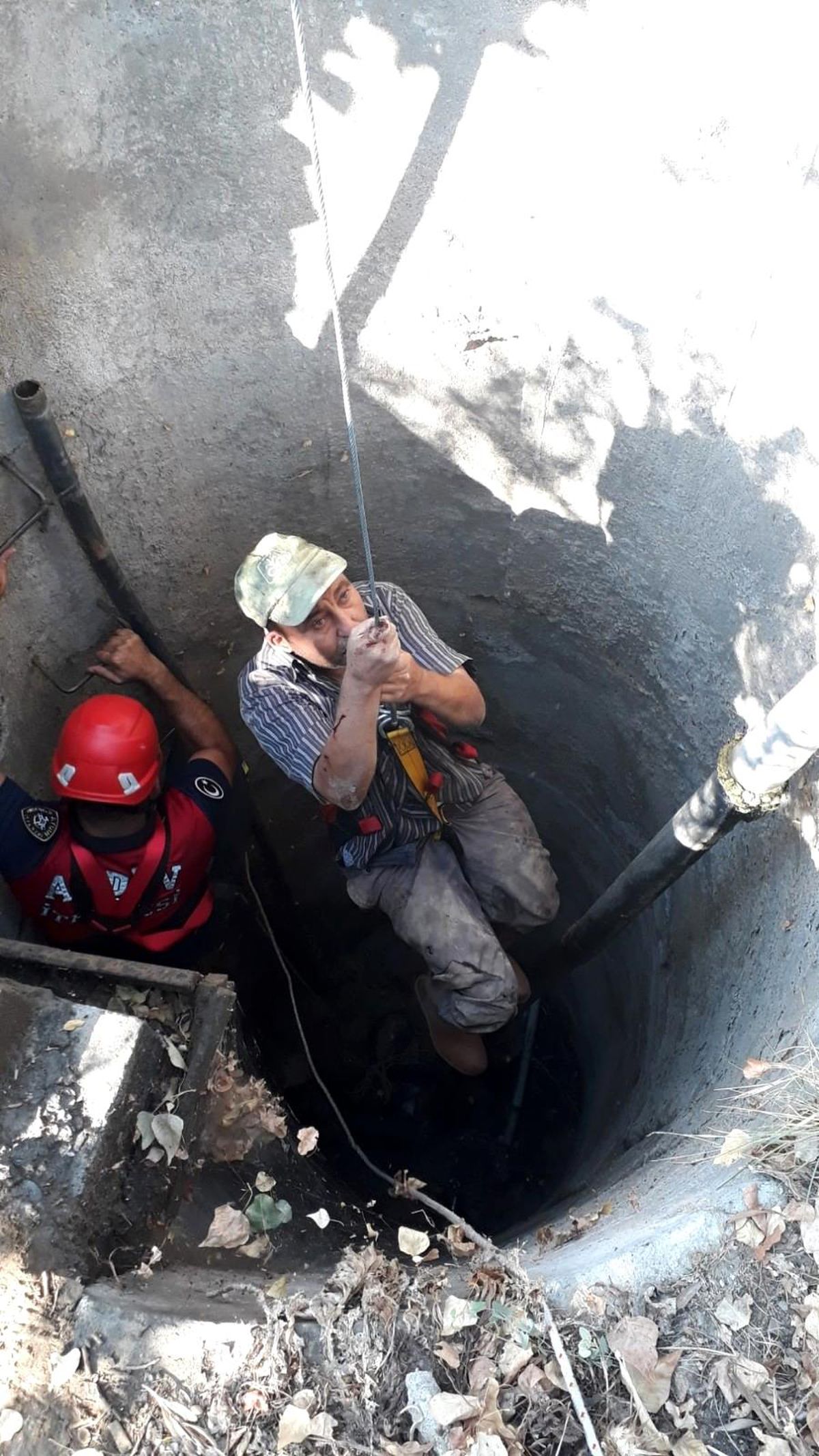 Kuyuya düşen kişiyi itfaiye kurtardı