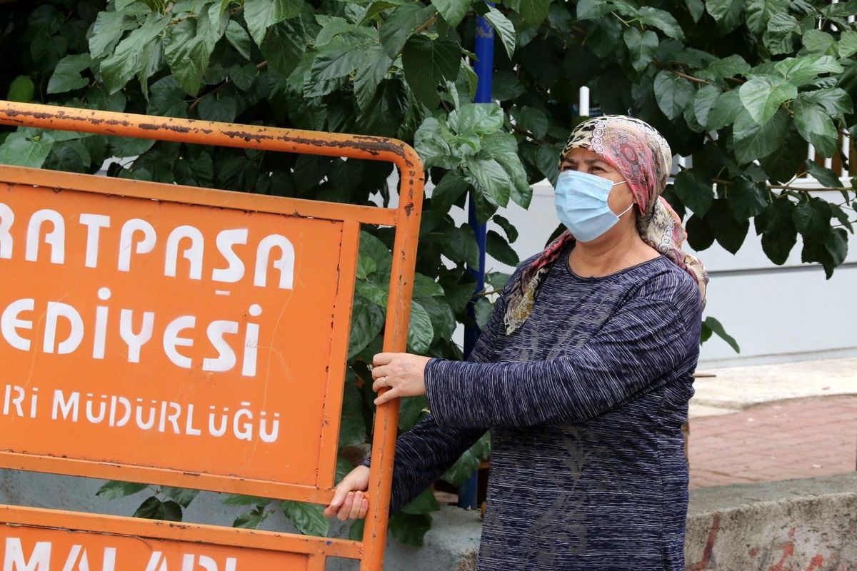 Mahallede bulunan tabelayı aracına yükleyen hurdacıya şoku yaşatan teyze: "Emanete sahip çıktım"