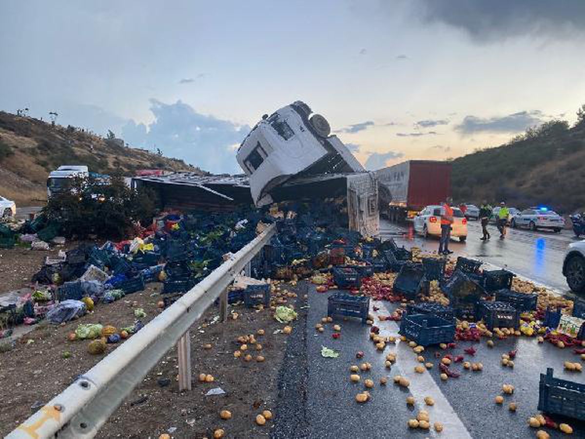 Mersin otoyolunda sebze yüklü TIR devrildi: 1 yaralı
