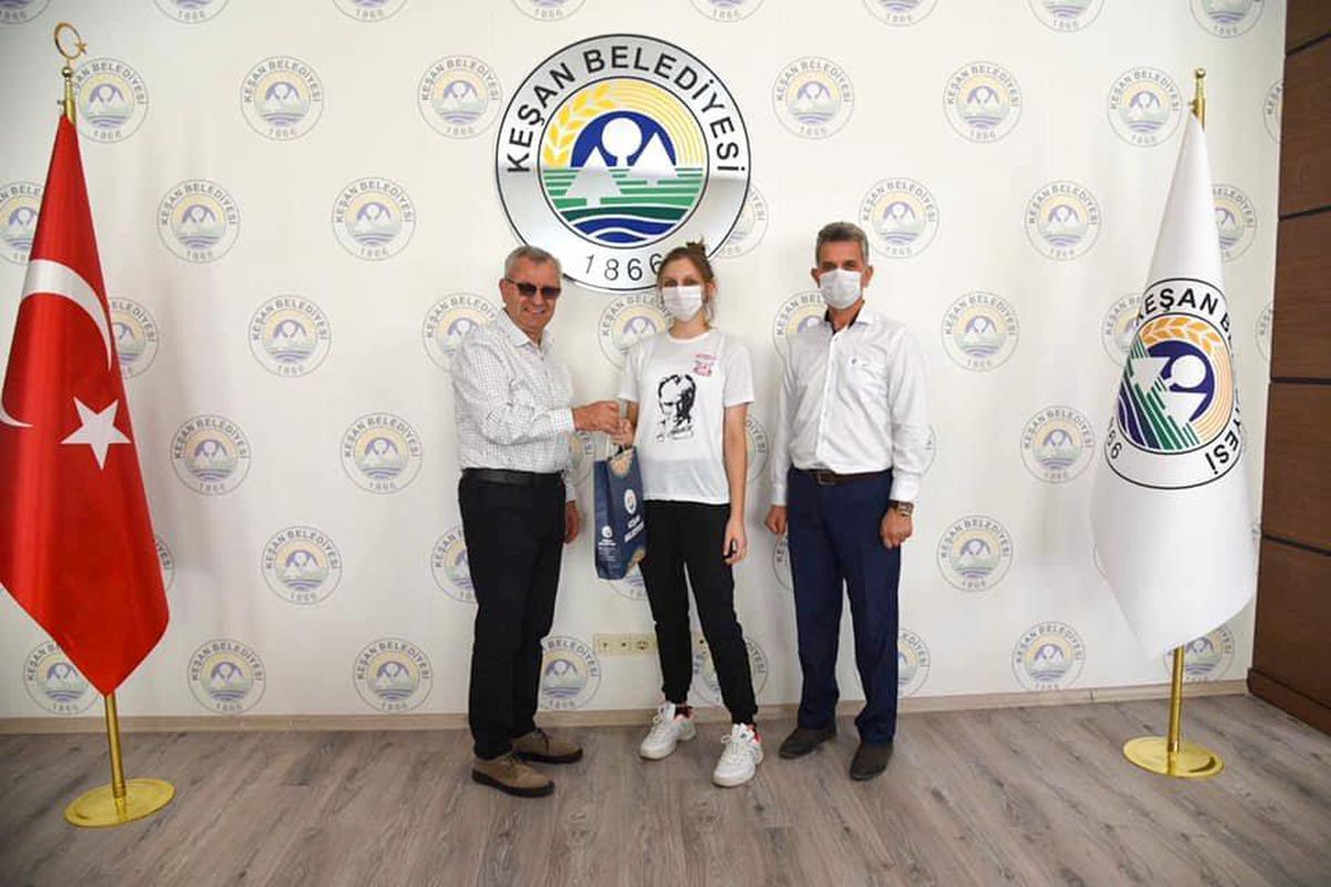 Milli Takıma seçilen Buse Pamuk\'tan Belediye Başkanı Mustafa Helvacıoğlu\'na ziyaret