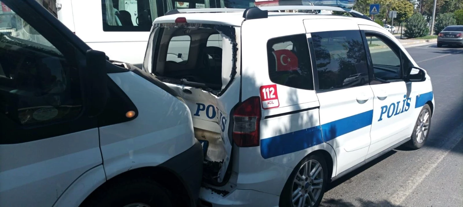 Minibüs polis aracına arkadan çarptı: 2 polis yaralı