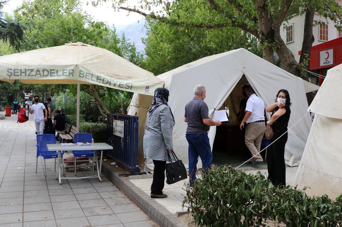 Mobil aşı istasyonları Manisa'nın aşı yüküne ortak oldu